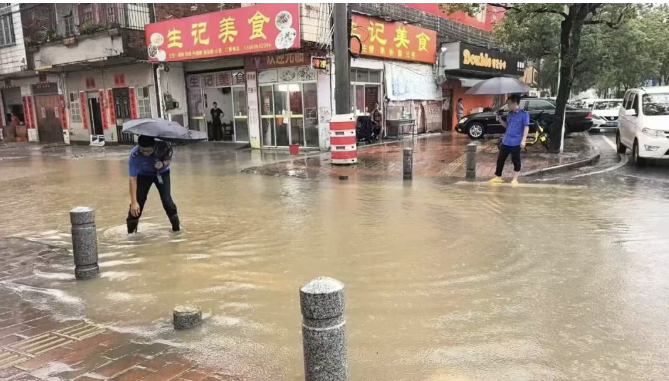 阳春城管全城排查处置防内涝.png