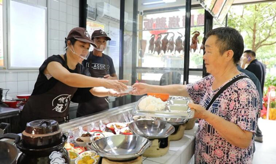 道县老年惠民食堂民政局店内，前来用餐的居民络绎不绝。受访单位供图